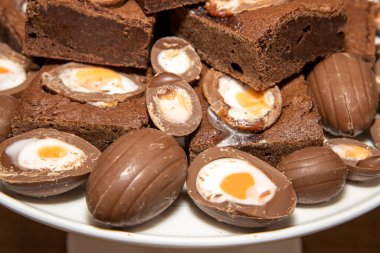 Bir tabak lezzetli çikolata kremalı paskalya yumurtası brownisi, çikolatalı paskalya yumurtası.