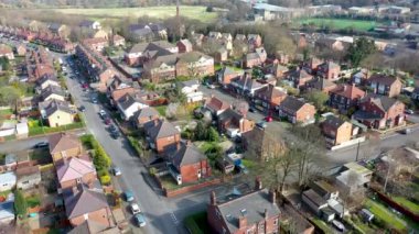 İngiltere 'nin Leeds West Yorkshire kentindeki Kirkstall kasabasının hava görüntüleri, yukarıdan banliyö evlerinin ve komşuların insansız hava aracı görüntülerini gösteriyor..