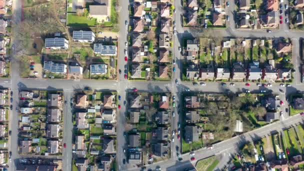 英国のリーズ西ヨークシャーのカークストールの町の空中映像をまっすぐ下り 郊外の家や近所のドローンビューを上から示します — ストック動画