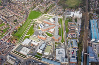 İngiltere 'nin Batı Yorkshire kentindeki Wakefield şehir merkezinin hava aracı fotoğrafı Majestelerinin cezaevinin ana binasını ve duvarlarını gösteriyor. Ayrıca HMP Wakefield olarak da bilinir.
