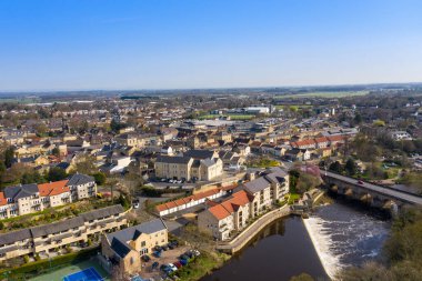 İngiltere 'deki güzel Wetherby, Leeds, West Yorkshire köyünün hava fotoğrafı nehir kenarındaki ana caddeyi, şelaleyi ve kasabaya giden ana köprüyü gösteriyor.
