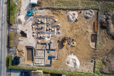 İngiltere 'nin Yorkshire' daki Wetherby köyünün havadan çekilmiş fotoğrafı köydeki bir arazide yeni evler inşa edildiğini gösteriyor.