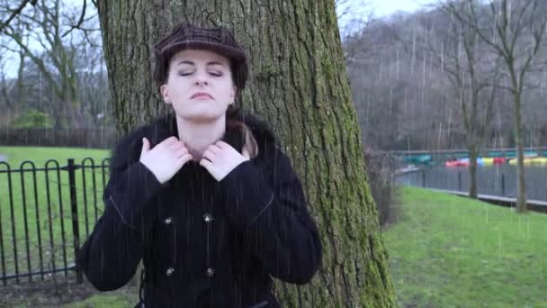 Una Atractiva Mujer Joven Parque Que Fría Molesta Mientras Espera — Vídeos de Stock