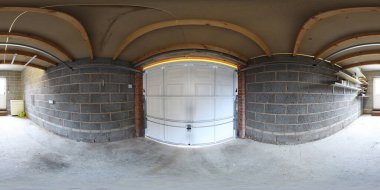 Tuğla duvarları ve beyaz garaj kapılarını gösteren modern bir garajın 360 derece tam küre panoramik fotoğrafı.