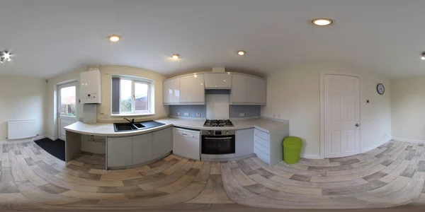 360 Derece Full Küre Yeni inşa edilmiş bir evin panoramik fotoğrafı fırın ocağı olan yeni bir mutfak gösteriyor.