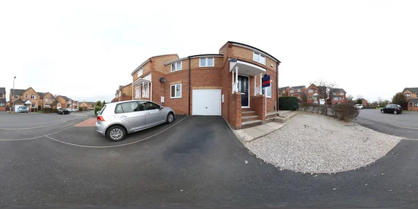 Yeni inşa edilmiş modern bir evin 360 derecelik tam küre panoramik fotoğrafı tipik bir İngiliz caddesindeki bahçe ve garaj kapılarını gösteriyor.