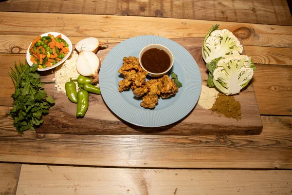 Delicioso Prato Pakoras Indiano Com Molho Picante Uma Mesa Cozinha — Fotografia de Stock