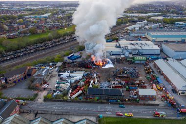 Leeds UK, 24 Nisan 2021: İngiltere 'nin Leeds West Yorkshire kentindeki Hunslet kasabasındaki bir hurdalıkta çıkan büyük bir yangının havadan fotoğrafı