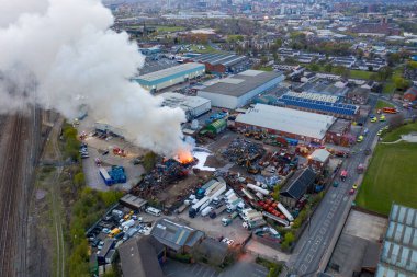 Leeds UK, 24 Nisan 2021: İngiltere 'nin Leeds West Yorkshire kentindeki Hunslet kasabasındaki bir hurdalıkta çıkan büyük bir yangının havadan fotoğrafı