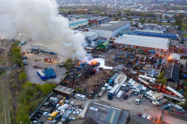 Leeds UK, 24 Nisan 2021: İngiltere 'nin Leeds West Yorkshire kentindeki Hunslet kasabasındaki bir hurdalıkta çıkan büyük bir yangının havadan fotoğrafı