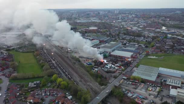 英国利兹 2021年4月24日 英国利兹西约克郡亨斯莱特镇的一个废品堆场发生大火的空中录像 画面显示消防员在处理大火 — 图库视频影像