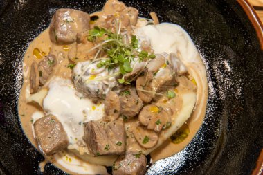 Lezzetli bir kase kremalı biftek Stroganoff.