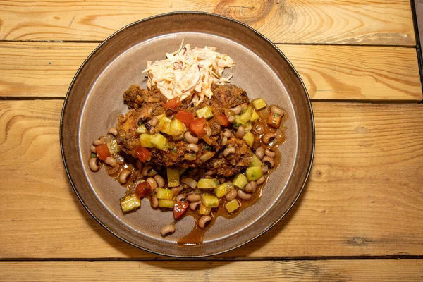 Delicioso Prato Frango Frito Caseiro Com Feijão Legumes Cortados Uma — Fotografia de Stock