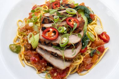 Lezzetli bir tabak Çin domuzu ve erişte.