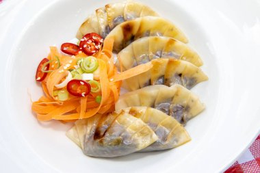 Lezzetli bir tabak İtalyan mantısı.