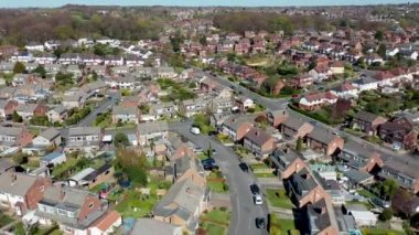 İngiltere 'nin Leeds West Yorkshire' daki ortalama bir kasabasının hava görüntüleri güneşli bir günde yukarıdan tipik İngiliz konutlarını ve sıra sıra evleri gösteriyor.