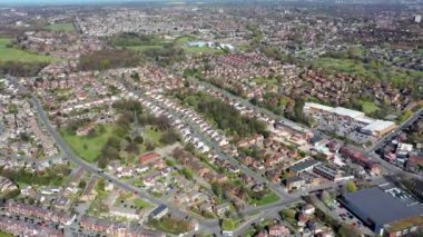 İngiltere 'nin Leeds West Yorkshire' daki ortalama bir kasabasının hava görüntüleri güneşli bir günde yukarıdan tipik İngiliz konutlarını ve sıra sıra evleri gösteriyor.