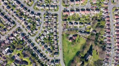 İngiltere 'nin Leeds West Yorkshire' daki ortalama bir kasabasının hava görüntüleri güneşli bir günde yukarıdan tipik İngiliz konutlarını ve sıra sıra evleri gösteriyor.