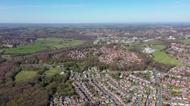 İngiltere 'nin Leeds West Yorkshire' daki ortalama bir kasabasının hava görüntüleri güneşli bir günde yukarıdan tipik İngiliz konutlarını ve sıra sıra evleri gösteriyor.
