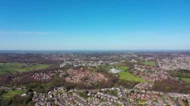 İngiltere 'nin Leeds West Yorkshire' daki ortalama bir kasabasının hava görüntüleri güneşli bir günde yukarıdan tipik İngiliz konutlarını ve sıra sıra evleri gösteriyor.