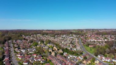 İngiltere 'nin Leeds West Yorkshire' daki ortalama bir kasabasının hava görüntüleri güneşli bir günde yukarıdan tipik İngiliz konutlarını ve sıra sıra evleri gösteriyor.
