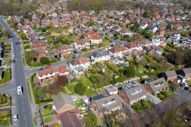 İngiltere 'nin Leeds West Yorkshire' daki ortalama bir kasabasının hava fotoğrafı güneşli bir günde yukarıdan tipik İngiliz konutlarını ve sıra sıra evleri gösteriyor.