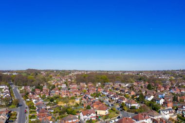 İngiltere 'nin Leeds West Yorkshire' daki ortalama bir kasabasının hava fotoğrafı güneşli bir günde yukarıdan tipik İngiliz konutlarını ve sıra sıra evleri gösteriyor.