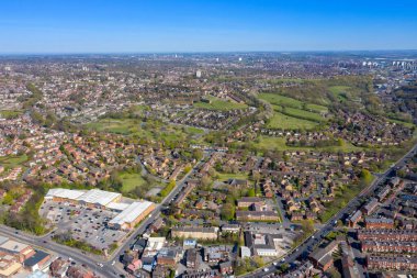 İngiltere 'nin Leeds West Yorkshire' daki ortalama bir kasabasının hava fotoğrafı güneşli bir günde yukarıdan tipik İngiliz konutlarını ve sıra sıra evleri gösteriyor.
