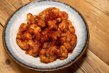 Ahşap mutfak masasında Çin usulü bufalo çiçekleri.