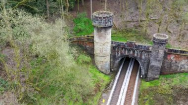 Ünlü Bramhope Tüneli Kuzey Portal, Gotik kale benzeri portal ve demiryolu tüneli yukarıdan Horsforth istasyonu ile Batı Yorkshire 'daki Arthington Viaduct arasında.