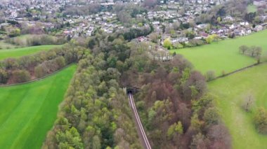 Ünlü Bramhope Tüneli Kuzey Portal, Gotik kale benzeri portal ve demiryolu tüneli yukarıdan Horsforth istasyonu ile Batı Yorkshire 'daki Arthington Viaduct arasında.
