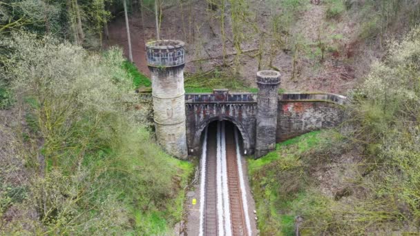 著名的Bramhope隧道北入口 空中拍摄的哥特式城堡式入口和位于霍福思车站和西约克郡阿尔辛顿高架桥之间的哈罗盖特线上方的铁路隧道 — 图库视频影像