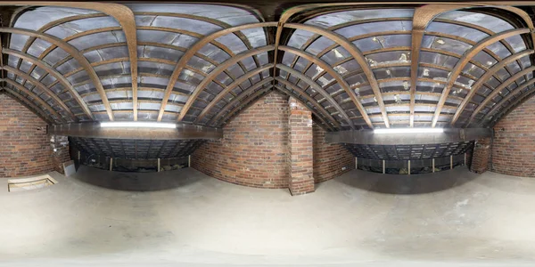 Teras evindeki tipik bir İngiliz dairesinin 360 derece Tam Küre Panoramik fotoğrafı üzerinde çatı kiremitleri ve köşesinde çatı kapağı olan ahşap kirişleri gösteriyor.