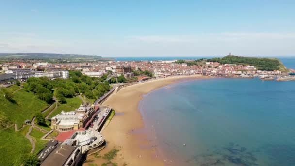 Filmagem Aérea Drone Frente Praia Cidade Scarborough North Yorkshire Inglaterra — Vídeo de Stock