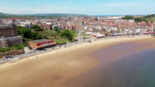 Filmagem Aérea Drone Frente Praia Cidade Scarborough North Yorkshire Inglaterra — Vídeo de Stock