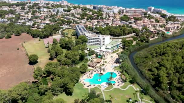 Lucht Drone Beelden Van Hotels Zwembaden Het Spaanse Eiland Majorca — Stockvideo