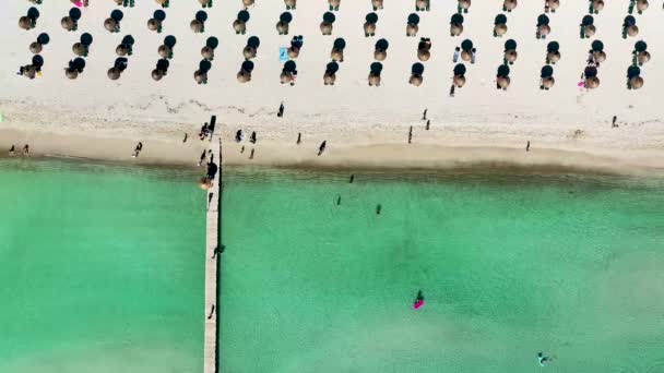 在阳光灿烂的夏日 西班牙马略卡岛海滨前线和阿尔克迪亚村被称为 马鲁罗高原 海滩的静态无人驾驶飞机镜头 — 图库视频影像