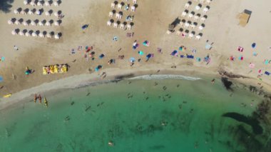 İspanya 'nın İbiza adasının, yaz mevsiminde İspanya' nın Balear Adaları 'nda Cala Llonga sahilindeki güzel sahili gösteren havadan çekilmiş görüntüleri.