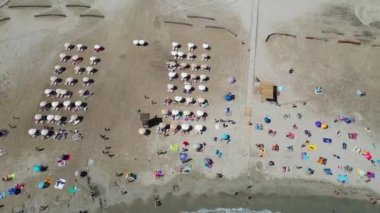 İspanyol adası İbiza 'nın havadan çekilmiş güzel sahili ve yazın Balear Adaları' nda tatilcilerle birlikte Cala Llonga plajını gösteriyor.