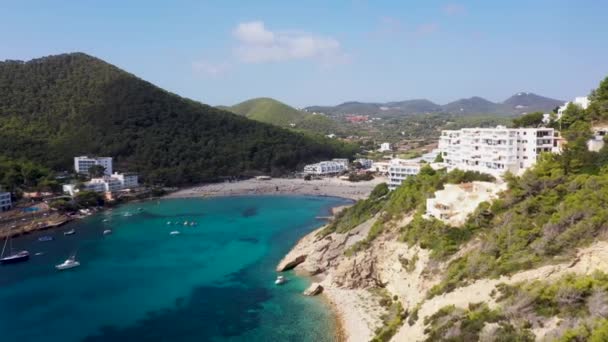 Imágenes Aéreas Isla Española Ibiza Mostrando Hermosa Playa Hoteles Personas — Vídeos de Stock