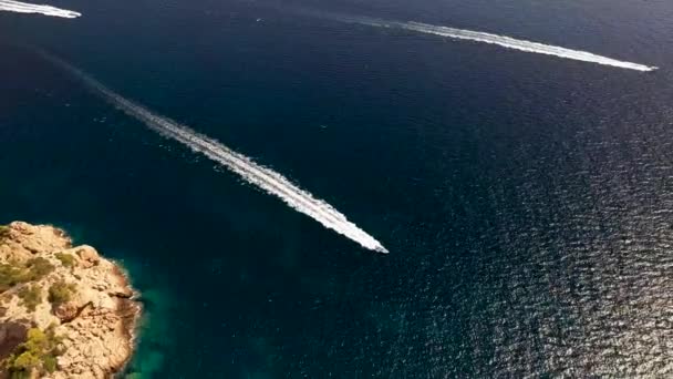 高速艇を示すスペインのイビザ島の周りに撮影された海のジェットスピードボートの空中映像 — ストック動画