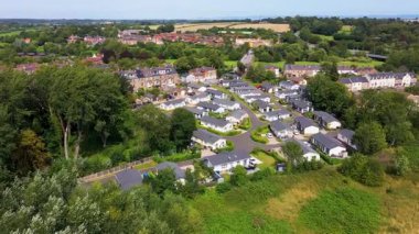 Kuzey Yorkshire, Kuzey Yorkshire 'daki Ripon köyünün insansız hava aracı görüntüleri, tarihi İngiliz köyünü ve yazın güneşli bir günde yukarıdan gelen sıra sıra teras evleriyle dolu caddeleri gösteriyor.