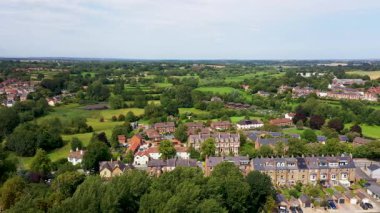 Kuzey Yorkshire, Kuzey Yorkshire 'daki Ripon köyünün insansız hava aracı görüntüleri, tarihi İngiliz köyünü ve yazın güneşli bir günde yukarıdan gelen sıra sıra teras evleriyle dolu caddeleri gösteriyor.