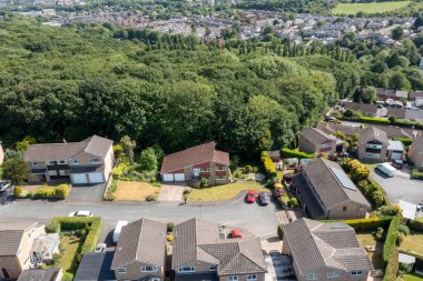 İngiltere 'nin Batı Yorkshire kentindeki Bradford şehrinin hava aracı fotoğrafı güneşli bir yaz gününde sokakları ve banliyö evlerini ve bahçeleri gösteren tipik bir İngiliz konutunu gösteriyor.