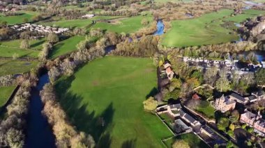 İngiltere 'nin Kuzey Yorkshire kentindeki Ripon kasabasının hava aracı görüntüleri, tipik İngiliz konut ve caddelerinin sonbahar zamanı Yorkshire kırsal kesimi boyunca uzandığını gösteriyor..