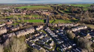 İngiltere 'nin Kuzey Yorkshire kentindeki Ripon kasabasının hava aracı görüntüleri, tipik İngiliz konut ve caddelerinin sonbahar zamanı Yorkshire kırsal kesimi boyunca uzandığını gösteriyor..