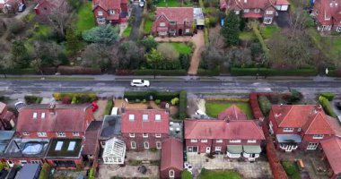 İngiltere 'nin kuzeyindeki York şehrindeki Huntington köyünün insansız hava aracı görüntüleri kışın yolları, sokakları ve bahçeleri olan tipik İngiliz evleri ve konutlarını gösteriyor.