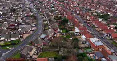 İngiltere 'nin kuzeyindeki York şehrindeki Huntington köyünün insansız hava aracı görüntüleri kışın yolları, sokakları ve bahçeleri olan tipik İngiliz evleri ve konutlarını gösteriyor.