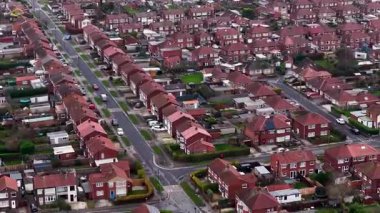 İngiltere 'nin kuzeyindeki York şehrindeki Huntington köyünün insansız hava aracı görüntüleri kışın yolları, sokakları ve bahçeleri olan tipik İngiliz evleri ve konutlarını gösteriyor.