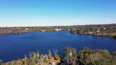 Kanada, Nova Scotia 'nın güneybatısındaki Yarmouth kasabasının insansız hava aracı görüntüleri Doktor Gölü olarak bilinen büyük göl kenarındaki evleri ve evleri gösteriyor.